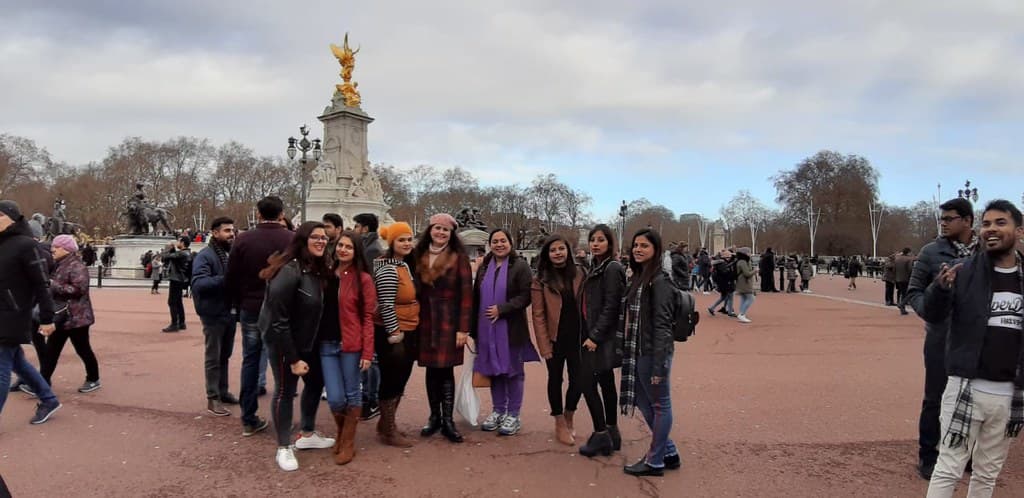 ABS PGDM Oxford Trip 2018 – Re-creating the original panorama of the city tour with images