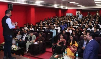 Read more about the article Chetan Bhagat enlivens ABS PGDM Orientation Program 2019 with a power-packed session on ‘Create Your Own Brand’!